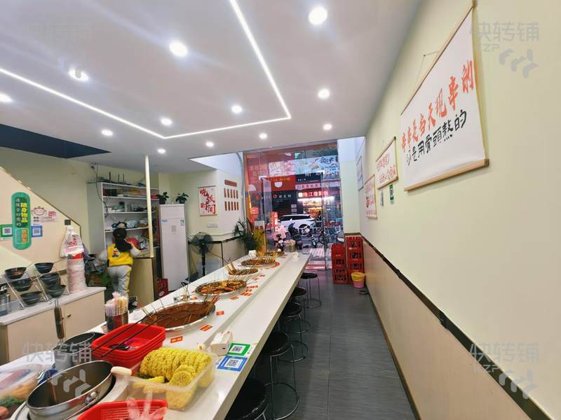 長安萬達圍爐麻辣燙店轉讓【處于沃爾瑪廣場，人流集中地段，對面第二小學，周邊住宅密集】