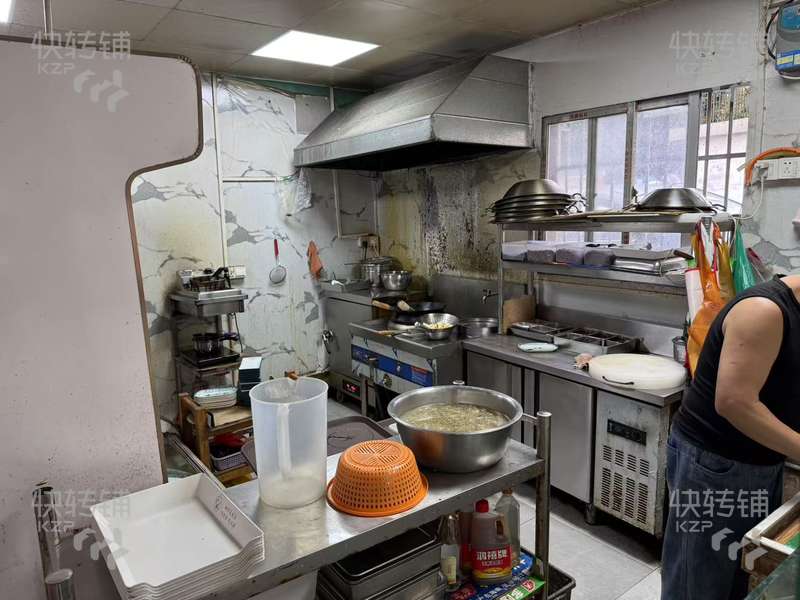 清溪中心商業街餐飲店轉讓【轉角位置，曝光量大，住宅集中，旁邊有小區，商場、市場、酒店等，可空鋪無行業限制】