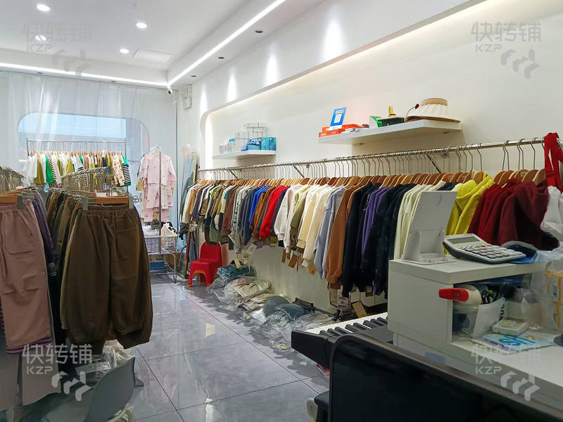 沙田橫流童裝店轉(zhuǎn)讓/可空轉(zhuǎn)【以純店對面，服裝一條街，近小區(qū)住宅、中心小學(xué)等，合適各種服裝，或者其他行業(yè)都可以】