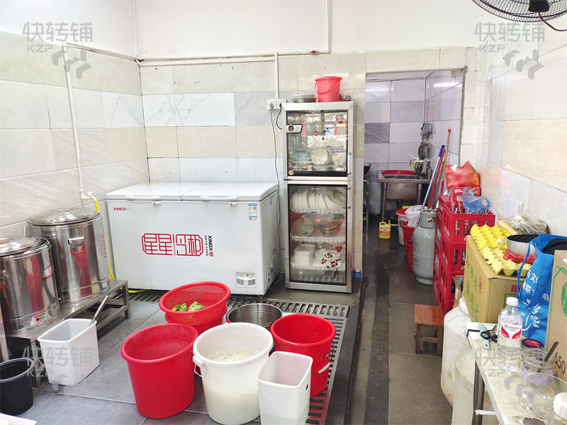 南城莞太路螺螄粉店轉讓【5年老店、酒店樓下、周邊大廈寫字樓、酒店、商場、公寓住宅多、合適做各種餐飲】可空鋪