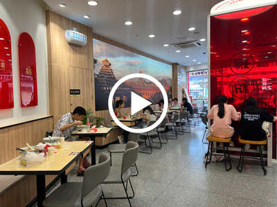 東城萬達金街出入口處螺螄粉餐飲店轉讓【每天營業額穩定，美食一條街，高端小區，旁邊酒店沐足、KTV、電影院】