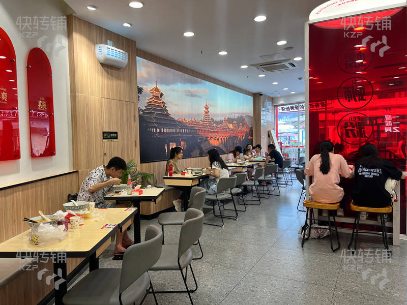 東城萬(wàn)達(dá)金街出入口處螺螄粉餐飲店轉(zhuǎn)讓【每天營(yíng)業(yè)額穩(wěn)定，美食一條街，高端小區(qū)，旁邊酒店沐足、KTV、電影院】