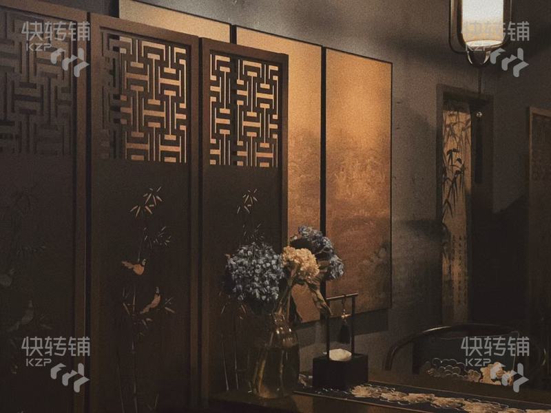 南城‘鴻福路’清吧轉(zhuǎn)讓【高端小區(qū)、寫字樓環(huán)繞、挨著國貿(mào)中心、匯一城、生意穩(wěn)定、精美裝修】可空鋪