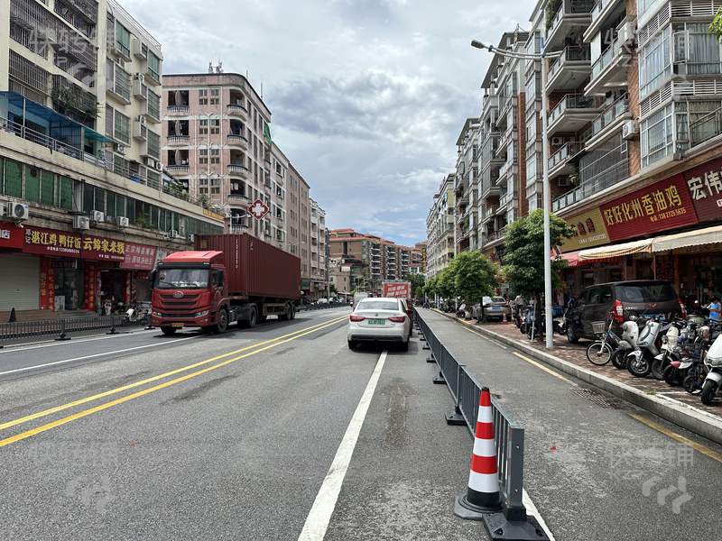 東城下橋十字路口處‘菜鳥驛站’轉讓【上下兩層、可空鋪轉、可經營美容養生、棋牌桌球、冷飲咖啡等，餐飲不能做】