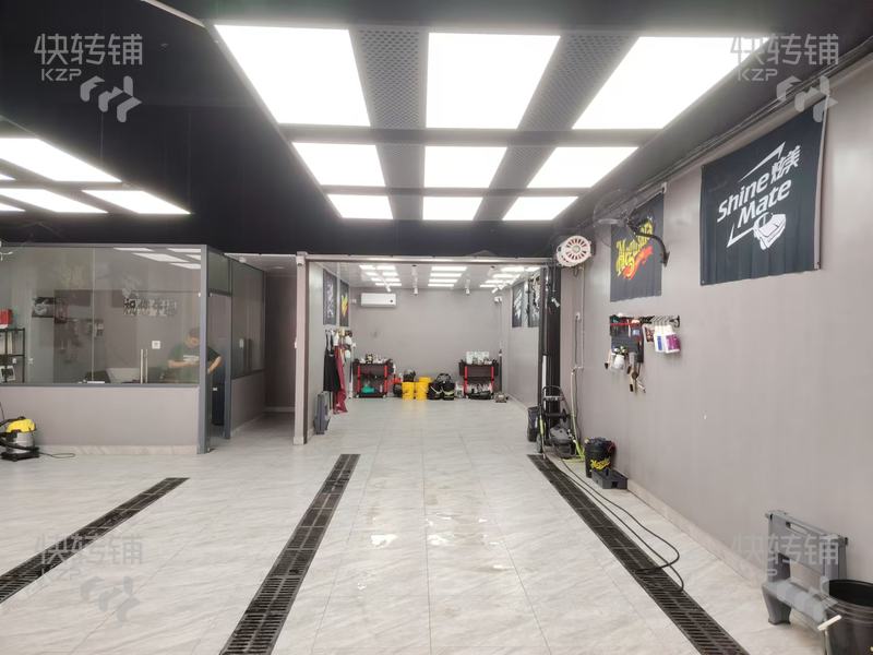 寮步‘碧桂園松湖瓏悅 ’汽車美容轉讓【周邊大型住宅小區圍繞，地下停車場出入口位置，門口充足停車位】