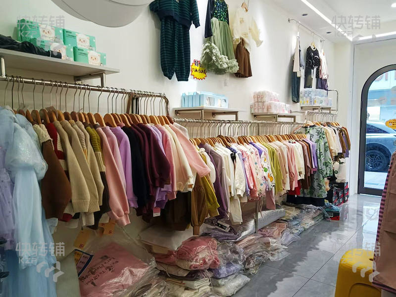 沙田橫流童裝店轉(zhuǎn)讓/可空轉(zhuǎn)【以純店對面，服裝一條街，近小區(qū)住宅、中心小學(xué)等，合適各種服裝，或者其他行業(yè)都可以】