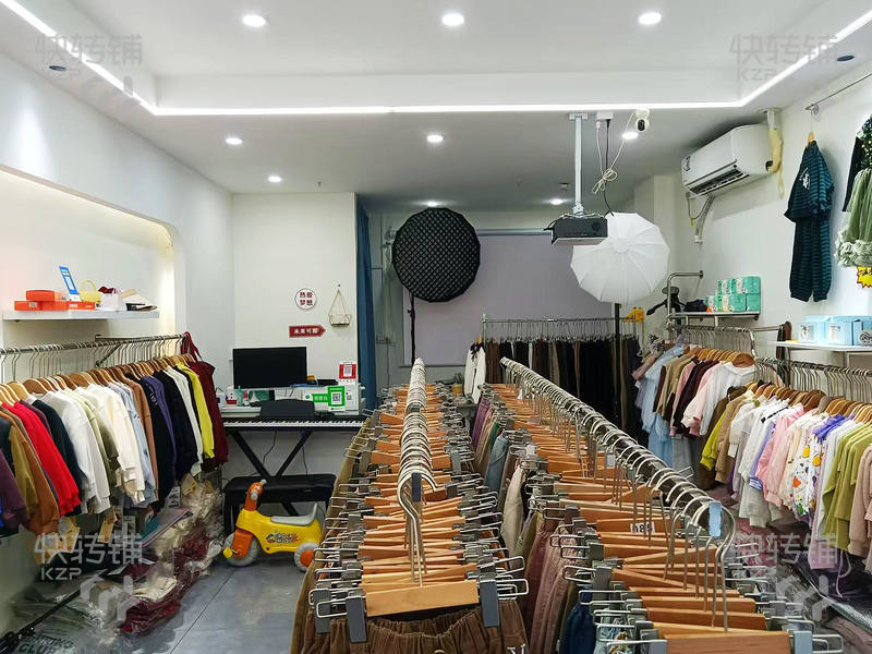 沙田橫流童裝店轉(zhuǎn)讓/可空轉(zhuǎn)【以純店對面，服裝一條街，近小區(qū)住宅、中心小學(xué)等，合適各種服裝，或者其他行業(yè)都可以】