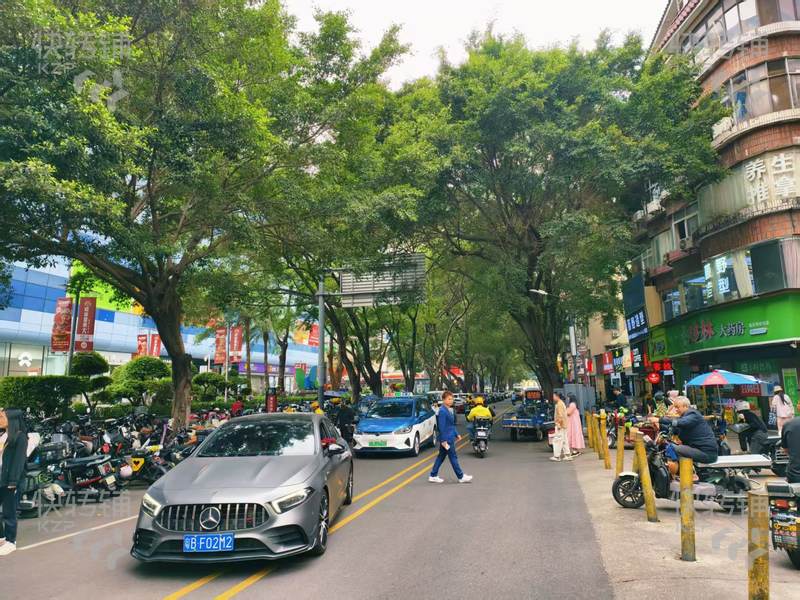 宝安新安海雅缤纷城旁火锅店转让【商场旁边、周边以写字楼、住宅区为主、豪华投入】