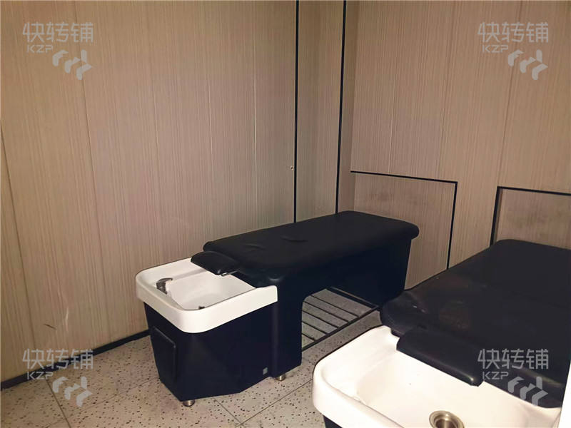 寮步萬潤美容美發館空鋪招租【商業廣場中心，客流量車流量大、招牌大氣醒目，交通停車便利】