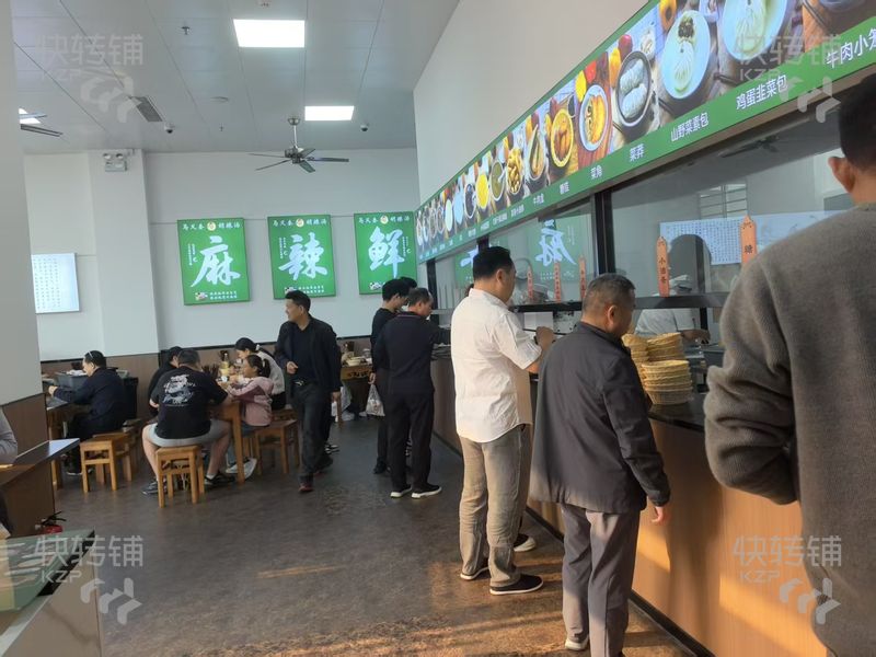 長安鎮(zhèn)霄邊大街花漫城對面餐飲店轉(zhuǎn)讓【旁邊酒吧，酒館多，人流集中，適合經(jīng)營各種菜系】