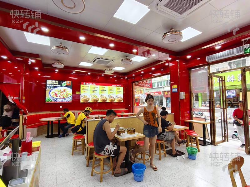 東城‘銀山大街’現(xiàn)炒木桶飯轉(zhuǎn)讓【平均營業(yè)額5000+，對面萬達廣場，商業(yè)街客流量大，住宅人口密集】