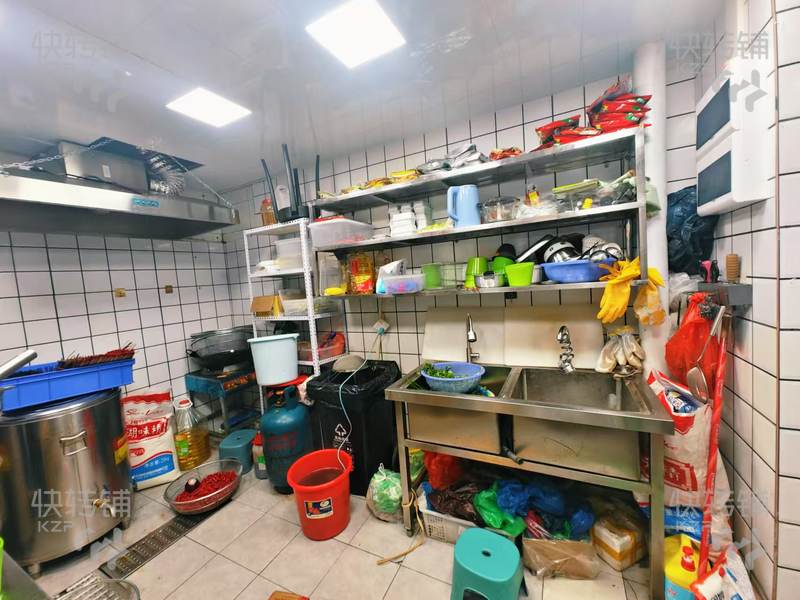 長安萬達圍爐麻辣燙店轉讓【處于沃爾瑪廣場，人流集中地段，對面第二小學，周邊住宅密集】