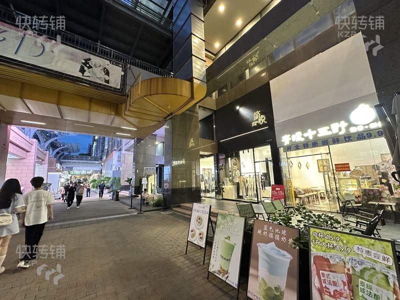 南城‘第1國際’冷飲店轉(zhuǎn)讓【匯一城商業(yè)街出入口處，緊挨著鴻福路地鐵口、國貿(mào)、周邊寫字樓大廈密集、人流旺】