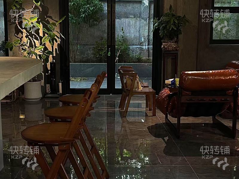 東城石井路工業風咖啡店轉讓【周圍都是大型住宅小區，旁邊有市場、寫字樓、酒店、幼兒園學校等，停車方便】可空轉