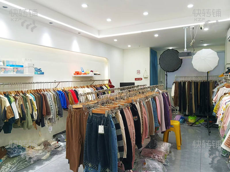 沙田橫流童裝店轉(zhuǎn)讓/可空轉(zhuǎn)【以純店對面，服裝一條街，近小區(qū)住宅、中心小學(xué)等，合適各種服裝，或者其他行業(yè)都可以】