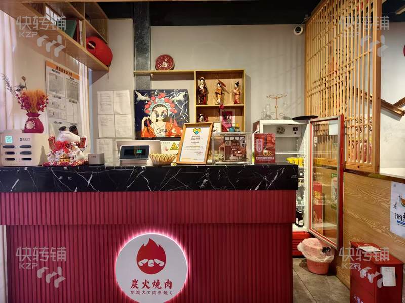 長安‘霄邊大街’炭火燒肉店3.5w低價轉讓【位鼎峰花漫城廣場、屬商場店、電梯旁、人流大，租金可談，免租期超長】