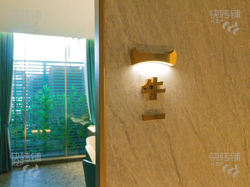 南城‘鴻福路口’火鍋餐廳轉讓【高端豪華裝修、拐角位、時尚電器樓下、正對醫院、多個購物廣場、近地鐵口、人流量很旺】