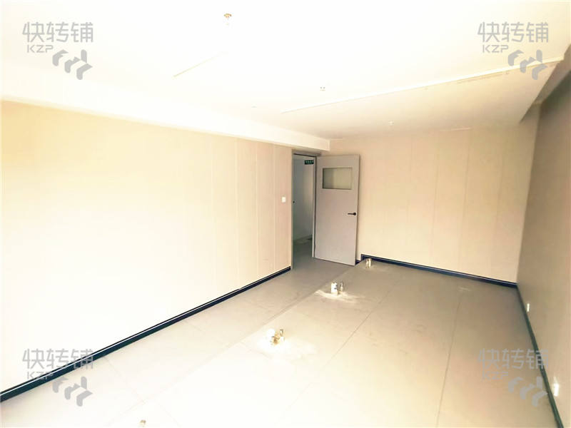 寮步萬潤美容美發館空鋪招租【商業廣場中心，客流量車流量大、招牌大氣醒目，交通停車便利】