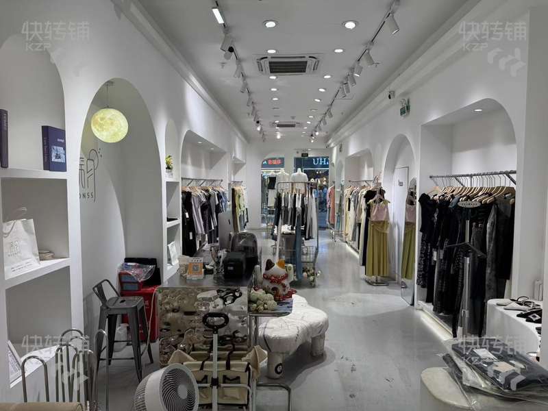 東城萬達金街服裝店轉讓/可空轉【適合任何行業、屬網紅街、繁華中心地段、人流量大、挨著地鐵口】