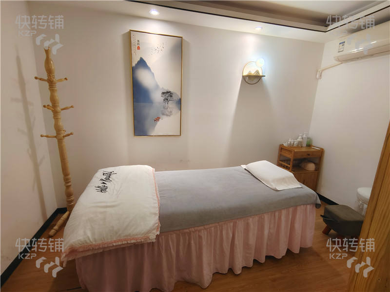 萬江‘華南摩爾附近’采耳養(yǎng)生館轉讓【御灣小區(qū)停車場入口、會員500-600、會員到店平均每天20多個、對面有網(wǎng)紅酒吧和電影院】