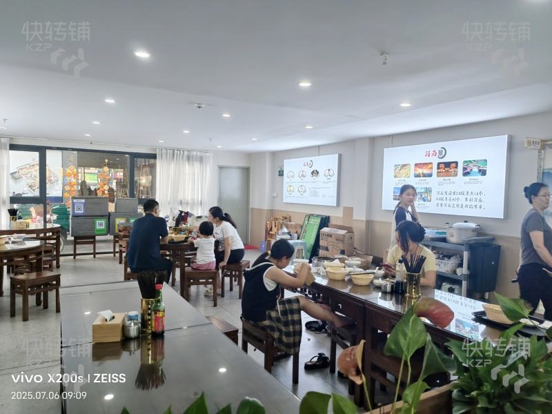 南城‘宏七路’餐廳轉讓【旁邊宏成國際家具城，對面恒大雅苑，人流量大，消費水平高】