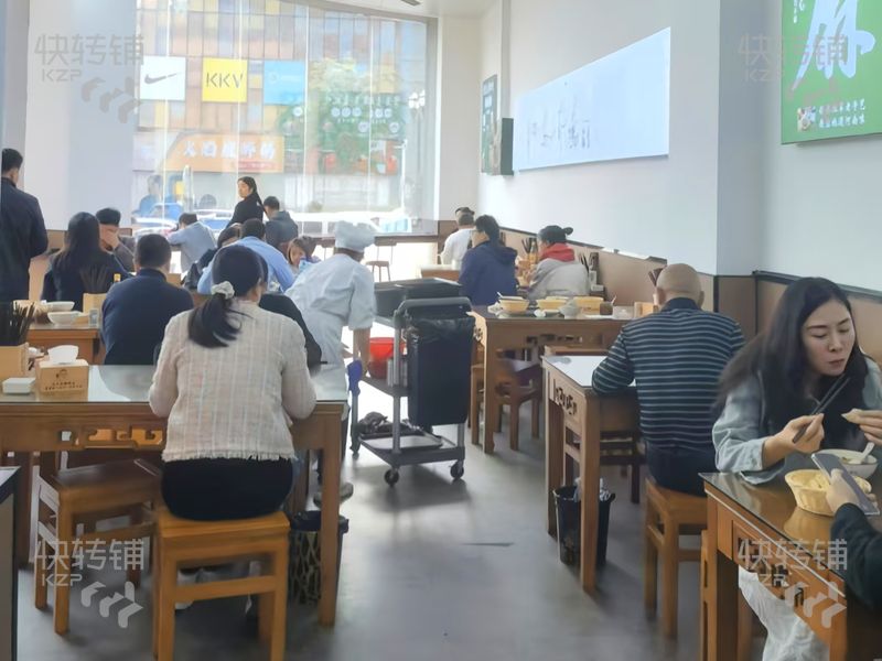 長安鎮(zhèn)霄邊大街花漫城對面餐飲店轉(zhuǎn)讓【旁邊酒吧，酒館多，人流集中，適合經(jīng)營各種菜系】