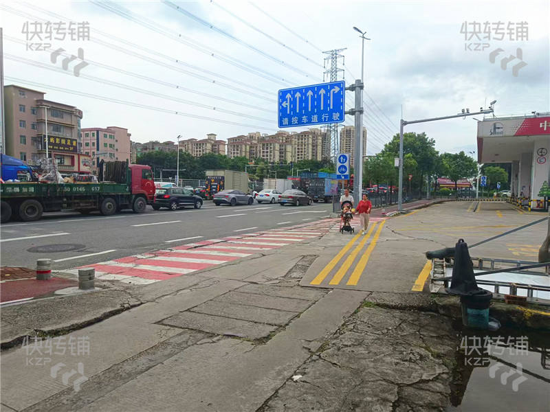 大岭山石大路车行分租转让【交通主干道十字路口、中国石化加油站旁、前后互通进出方便、场地宽敞招牌醒目】