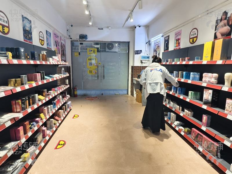 急轉，厚街萬達金街美容院轉讓【租金便宜，大型住宅小區(qū)圍繞，商圈自帶人流，推廣拓客很方便】