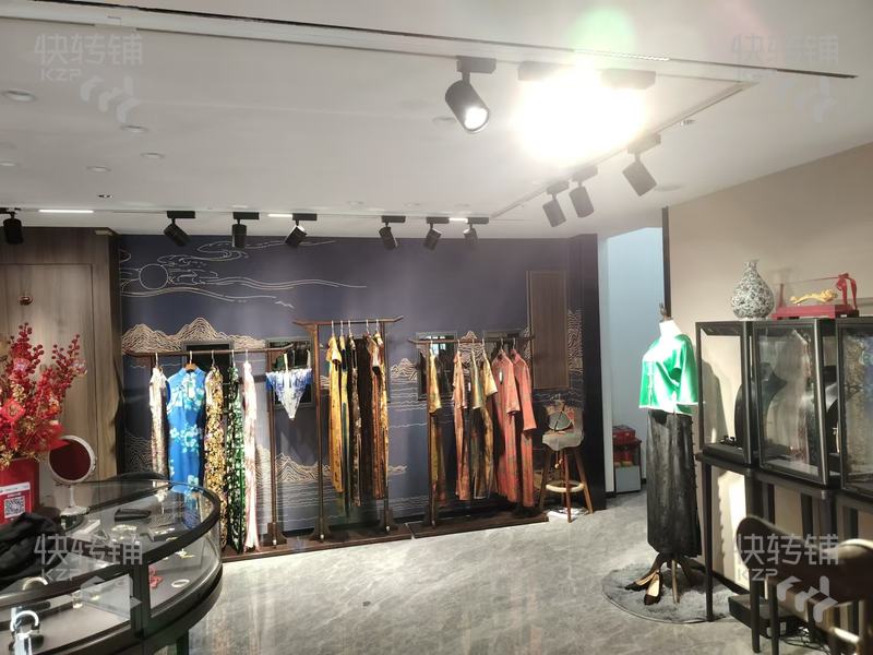 南城藝展 “服裝和手飾品 ”店鋪轉讓【全新精裝修、周邊全是小區圍繞、高端客戶群體、可空轉】