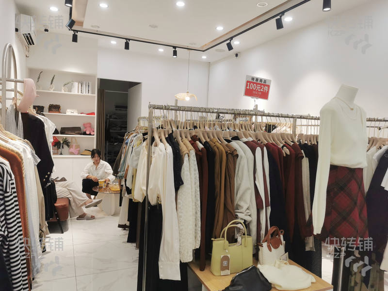 3万+急转）火炬张家边 金汇广场 临街商铺（JLN.柚子女装）经营女装利润客观，租金便宜，设施齐全，客源稳定，客流量大地段，人口密集商圈。装修精美保养新，接手即可营业，也可空转，价格可谈，适合：美妆行业，童装，鞋店等行业，欢迎过来考察！