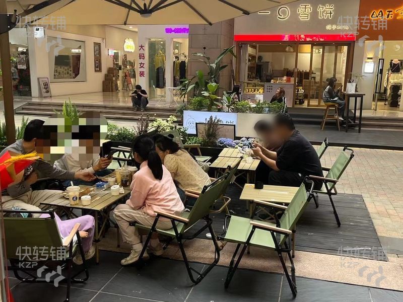 南城‘第1國際’冷飲店轉(zhuǎn)讓【匯一城商業(yè)街出入口處，緊挨著鴻福路地鐵口、國貿(mào)、周邊寫字樓大廈密集、人流旺】