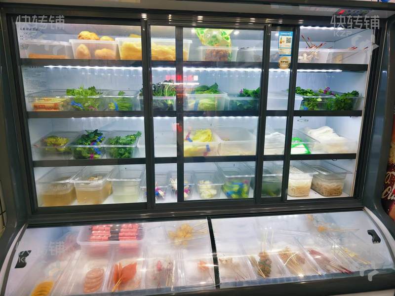 長安萬達圍爐麻辣燙店轉讓【處于沃爾瑪廣場，人流集中地段，對面第二小學，周邊住宅密集】