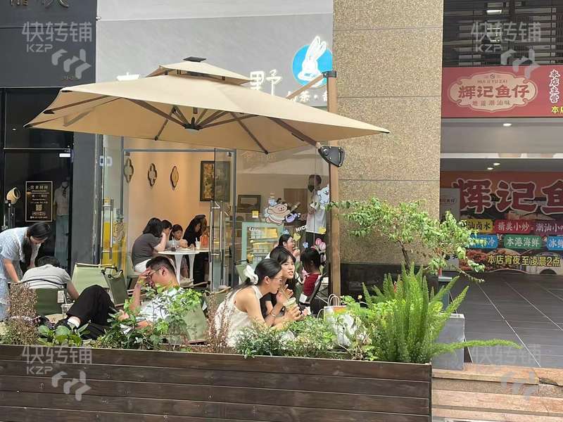 南城‘第1國際’冷飲店轉(zhuǎn)讓【匯一城商業(yè)街出入口處，緊挨著鴻福路地鐵口、國貿(mào)、周邊寫字樓大廈密集、人流旺】