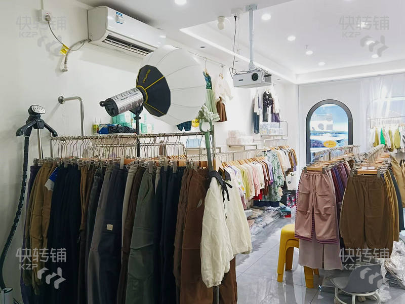 沙田橫流童裝店轉(zhuǎn)讓/可空轉(zhuǎn)【以純店對面，服裝一條街，近小區(qū)住宅、中心小學(xué)等，合適各種服裝，或者其他行業(yè)都可以】