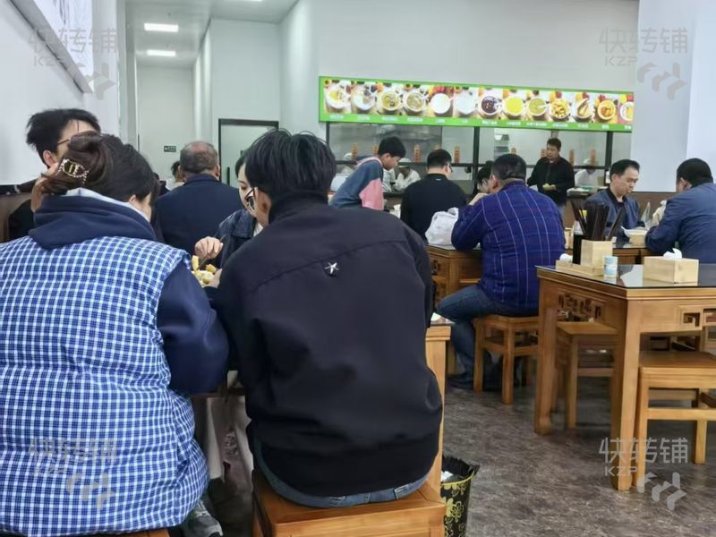 長安鎮(zhèn)霄邊大街花漫城對面餐飲店轉(zhuǎn)讓【旁邊酒吧，酒館多，人流集中，適合經(jīng)營各種菜系】