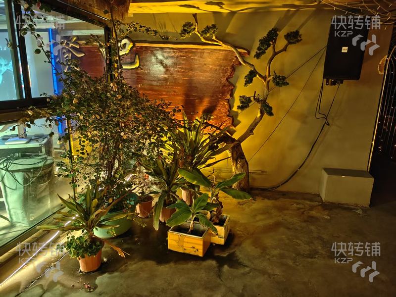 厚街厚街村主街露天天台餐吧转让【对面工业园区、附近住宅区、装修精美、总投100w＋】