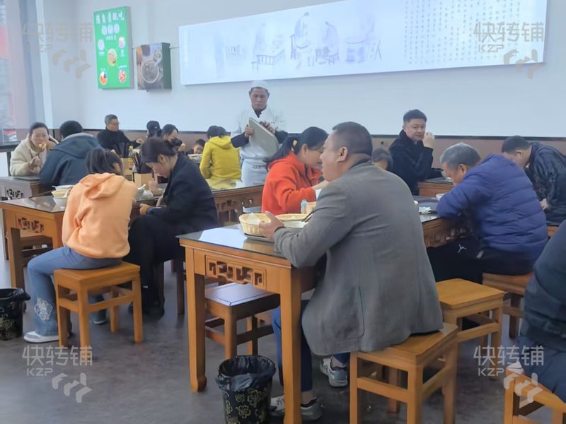 長安鎮(zhèn)霄邊大街花漫城對面餐飲店轉(zhuǎn)讓【旁邊酒吧，酒館多，人流集中，適合經(jīng)營各種菜系】