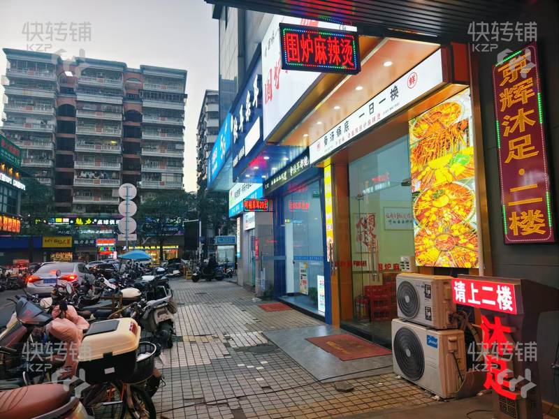 長安萬達圍爐麻辣燙店轉讓【處于沃爾瑪廣場，人流集中地段，對面第二小學，周邊住宅密集】