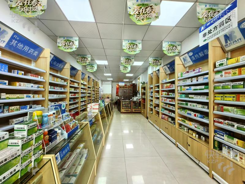 鳳崗“ 匯商花苑門口 ”藥店轉(zhuǎn)讓【2個小區(qū)出入處，十年老藥店，牌證齊全，在周邊沒有同行競爭，不愁客源】