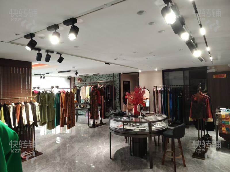 南城藝展 “服裝和手飾品 ”店鋪轉讓【全新精裝修、周邊全是小區圍繞、高端客戶群體、可空轉】