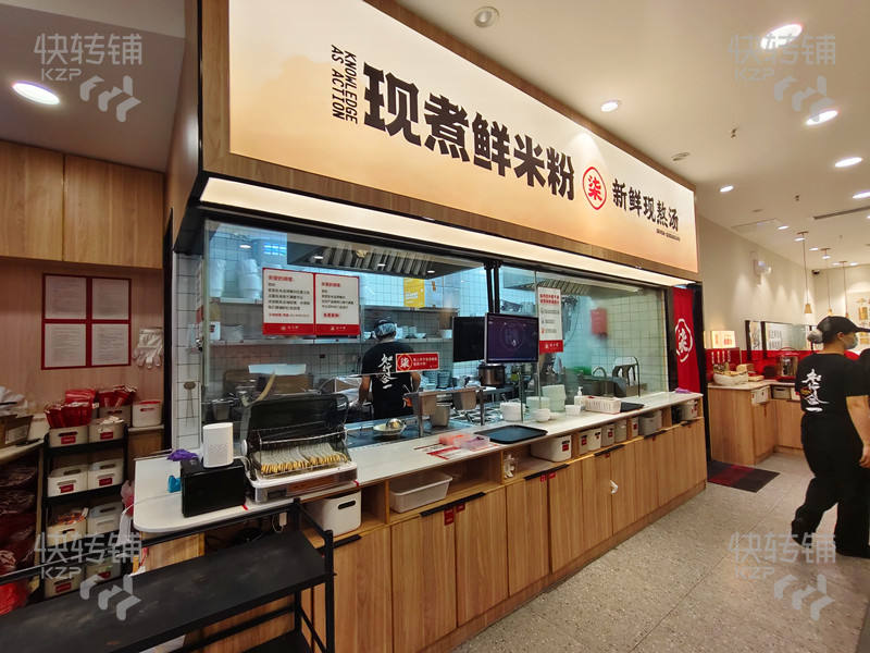 東城萬(wàn)達(dá)金街出入口處螺螄粉餐飲店轉(zhuǎn)讓【每天營(yíng)業(yè)額穩(wěn)定，美食一條街，高端小區(qū)，旁邊酒店沐足、KTV、電影院】