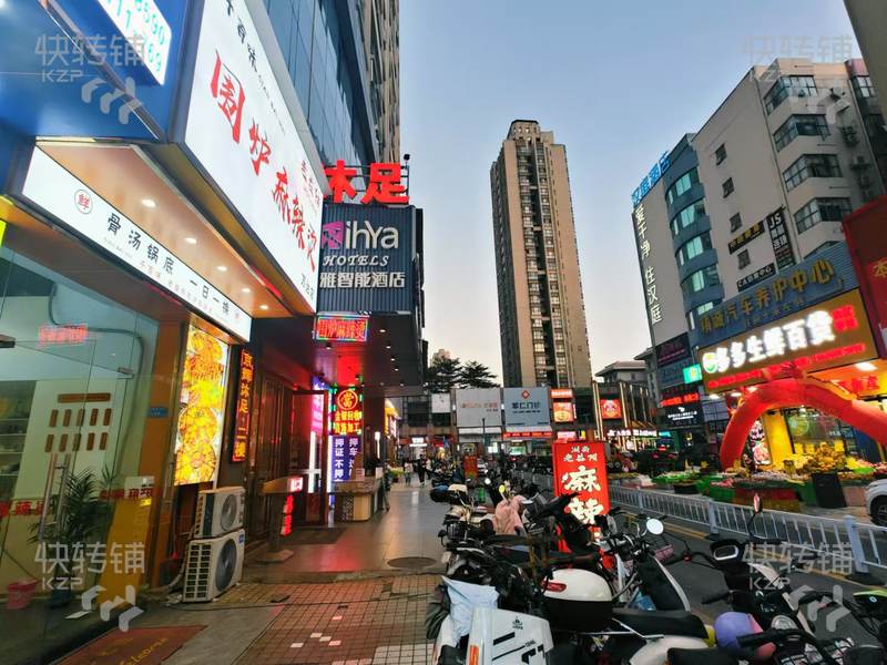 長安萬達圍爐麻辣燙店轉讓【處于沃爾瑪廣場，人流集中地段，對面第二小學，周邊住宅密集】