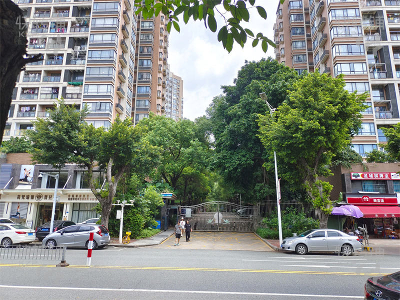 東城‘慶峰花園小區’餐飲店轉讓【6年老店、對面小區大門口、旁幼兒園、人流量大、有穩定生意、合適各種餐飲行業】