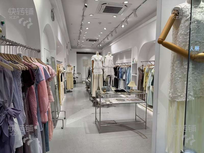 東城萬達金街服裝店轉讓/可空轉【適合任何行業、屬網紅街、繁華中心地段、人流量大、挨著地鐵口】