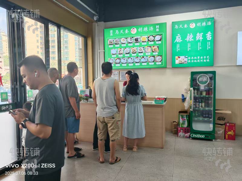 南城‘宏七路’餐廳轉讓【旁邊宏成國際家具城，對面恒大雅苑，人流量大，消費水平高】