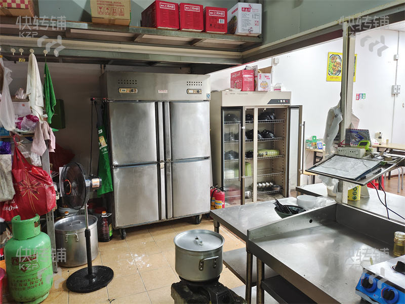 東城‘慶峰花園小區’餐飲店轉讓【6年老店、對面小區大門口、旁幼兒園、人流量大、有穩定生意、合適各種餐飲行業】
