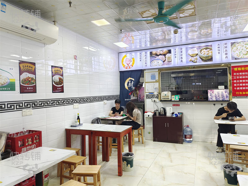 南城“鴻福西路”KFC旁餐飲店轉讓【裝修新、商場門口處、旁地鐵口、對面網紅街、住宅寫字樓多、人流量大】