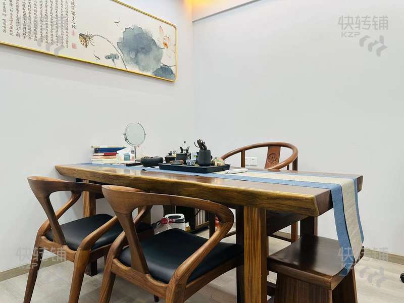 東城’皇馬驪宮小區(qū)’美甲美睫店轉讓【小區(qū)樓下，上下兩層 ，會員多，同行少，也招合伙人共同經(jīng)營】