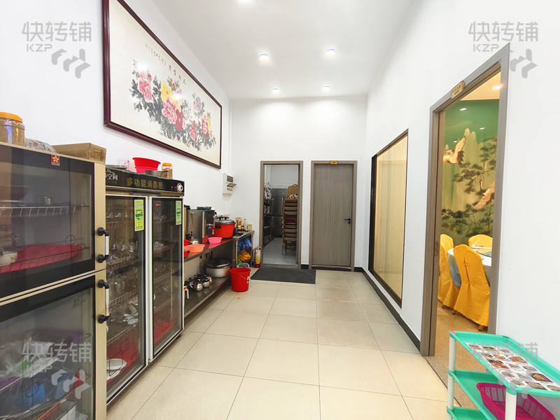 莞城萬園東路夜宵大排檔轉讓【同力羽毛球館正對面，經營十幾年老店，重新升級裝修過，平均營業(yè)額6000＋，美食餐飲一條街】