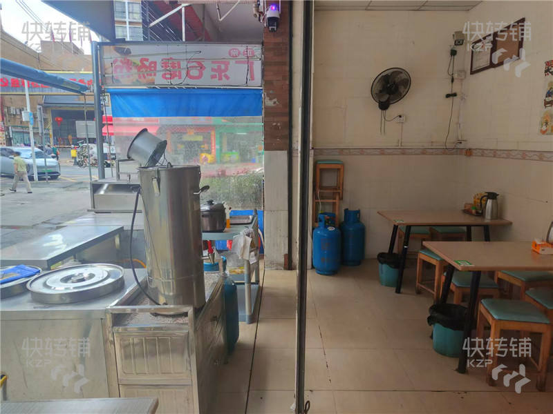 萬江趙屋路‘早餐店’轉讓【挨著十字路口，住宅區入口處、正對面是小區、旁邊是學校】